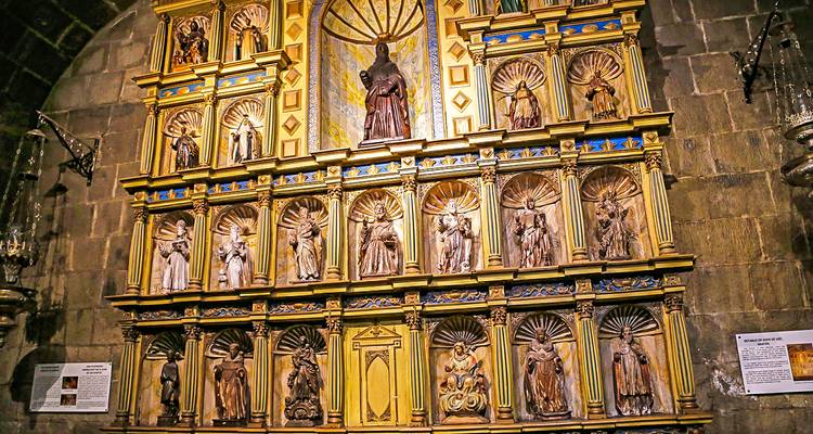 Vista interior de una iglesia con estatuas y decoraciones religiosas.