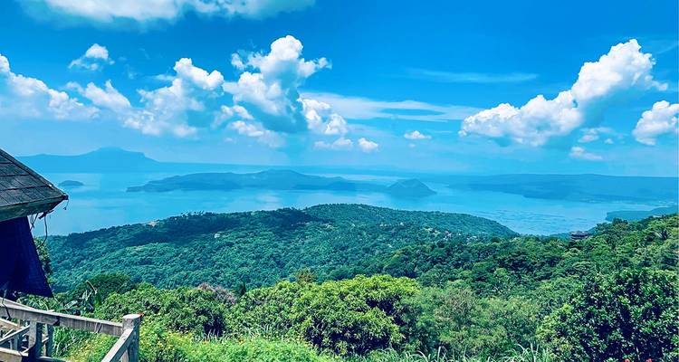 Vista panorámica de un vasto paisaje con océano y nubes.