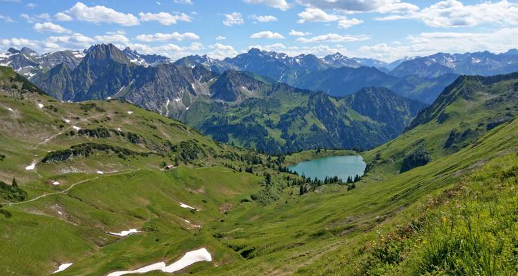 Une vue panoramique d'une chaîne de montagnes avec un lac en contrebas.