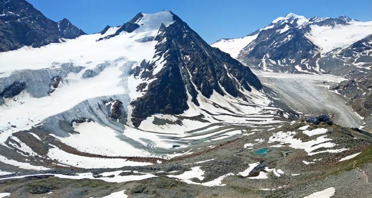 Montagnes enneigées avec glaciers visibles.