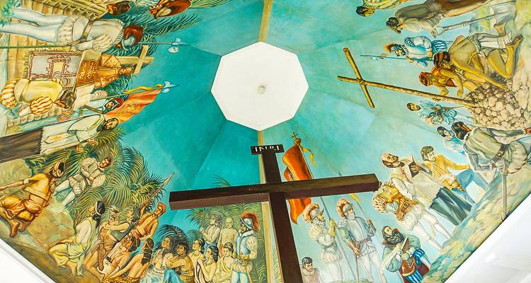 Deckenfresko mit religiösen Motiven und einem großen Kreuz.