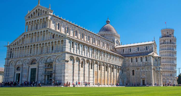 Schiefer Turm von Pisa mit umliegenden Gebäuden und Touristen.