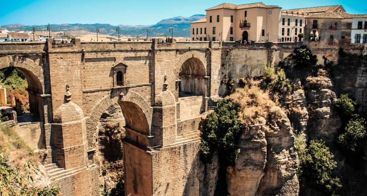 Puente Nuevo, un puente de piedra que cruza una profunda garganta con edificios en la ladera en la histórica Ronda.