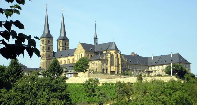 Abbaye historique avec deux flèches sur une colline.