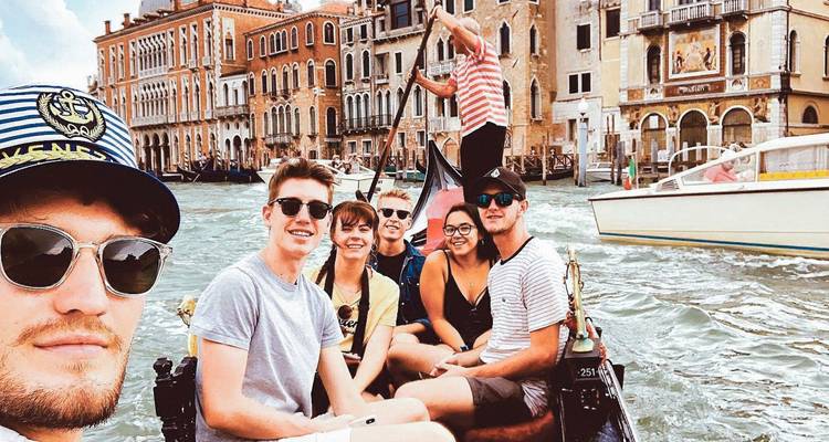 Groep mensen op een gondeltocht op het Canal Grande.