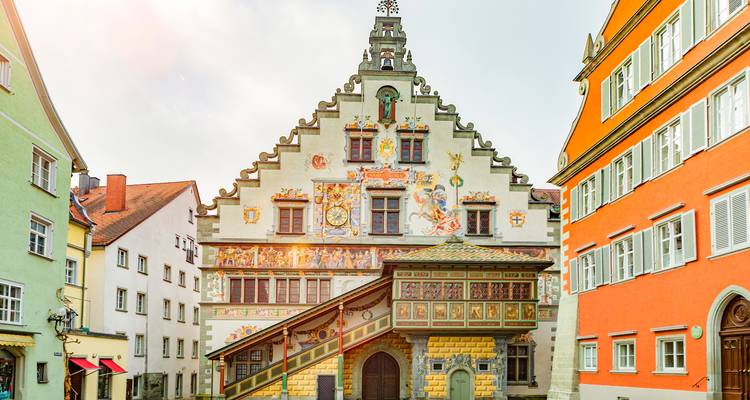 Een oud gebouw met uitgebreide decoratieve beschildering op de gevel.