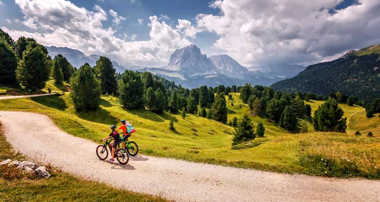 Radfahrer auf einem Bergpfad mit atemberaubenden Landschaftsausblicken.