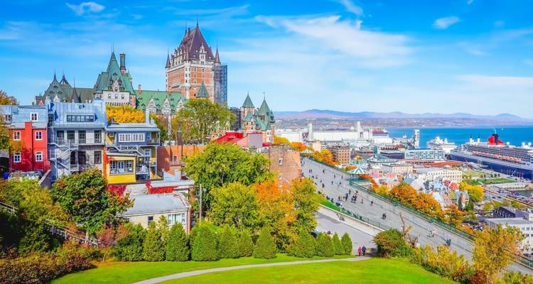 La vieille ville de Québec aux couleurs éclatantes avec le Château Frontenac qui s'élève au-dessus du feuillage automnal et du fleuve Saint-Laurent.