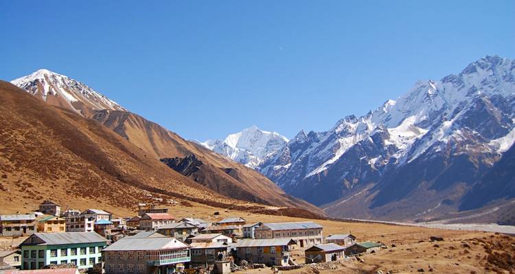 Himalaya-Bergdorf mit schneebedeckten Gipfeln.
