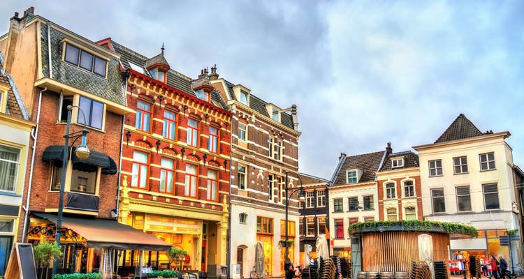 Bâtiments colorés d'Arnhem sous un ciel couvert.