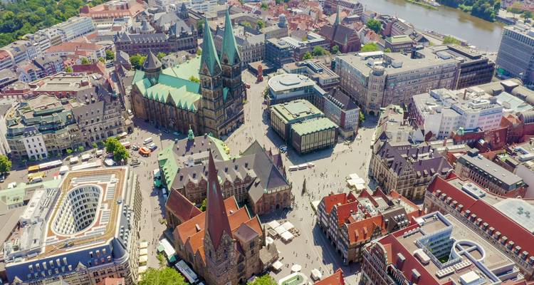 Vue aérienne d'une place de ville avec des bâtiments historiques.