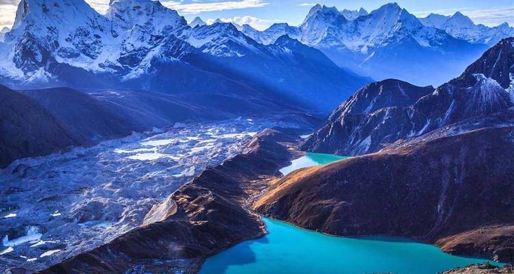 Hooggelegen meer omringd door besneeuwde bergen.