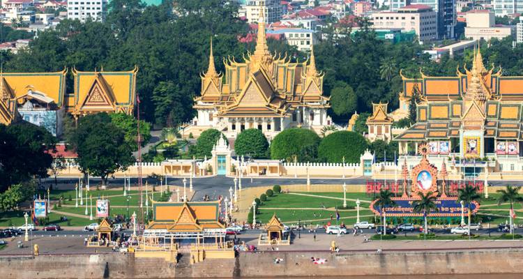 Koninklijk paleiscomplex in Phnom Penh met gouden daken en sierlijke architectuur.