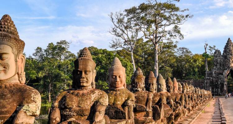 Standbeelden van krijgers bij de ingang van Angkor Thom.