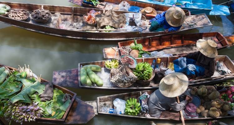 Drijvende markt met boten vol producten.