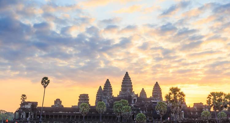 Angkor Wat tempel silhouet tegen een kleurrijke zonsopgang.