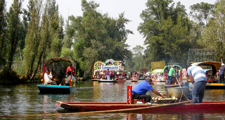 Des bateaux colorés sur un canal animé.