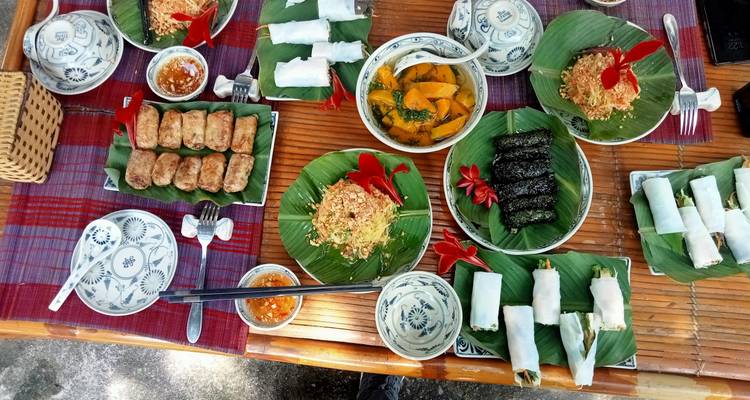 Traditionelle vietnamesische Gerichte auf einem Tisch mit Dekorationen angerichtet.