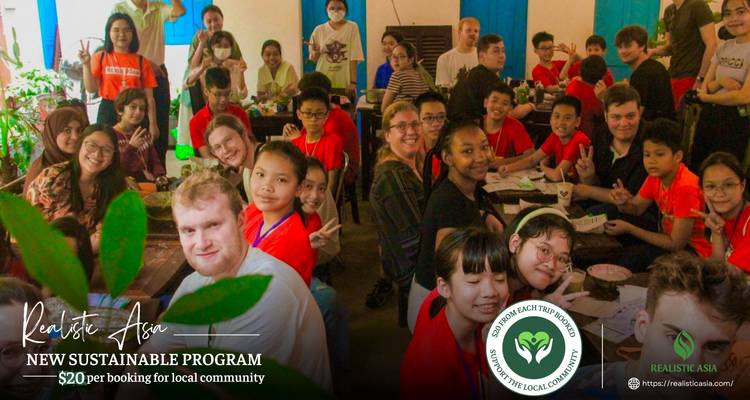 Gruppe von Kindern und Erwachsenen in einem Klassenraum.
