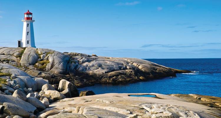 Le phare blanc emblématique qui surplombe les affleurements de granit lisse offre une vue sur l'Atlantique bleu à Peggy's Cove.