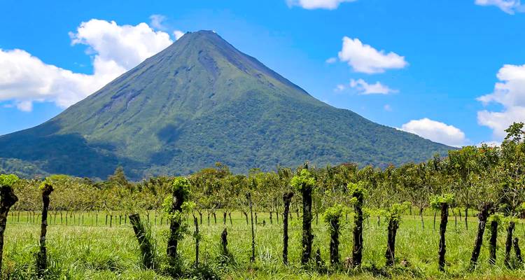 Volcan Arenal contre un ciel bleu vif