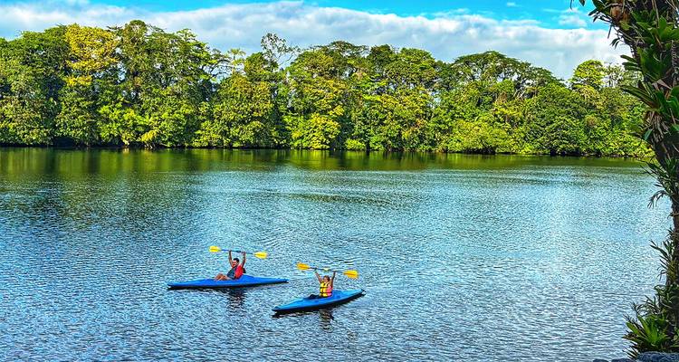 Deux personnes faisant du kayak sur un lac serein