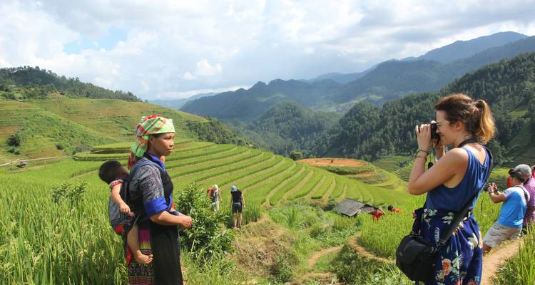 Fotograf fotografiert Reisterrassen und Hmong-Frau mit Baby.