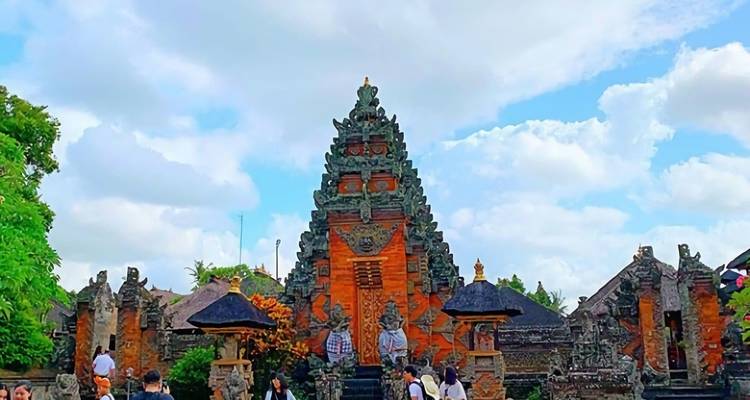 Frontansicht eines traditionellen Tempels mit kunstvoller Architektur und Statuen.