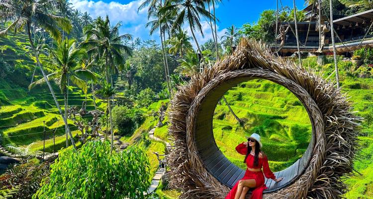Frau sitzt auf einer einzigartigen Schaukel vor einer Reisterrassen-Kulisse.