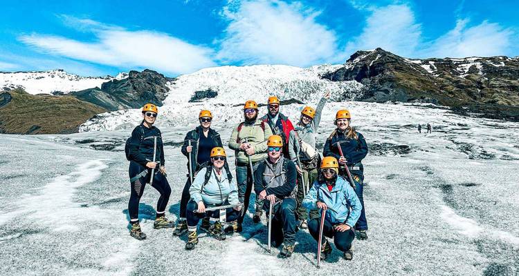 Groupe de personnes avec équipement d'escalade sur un glacier