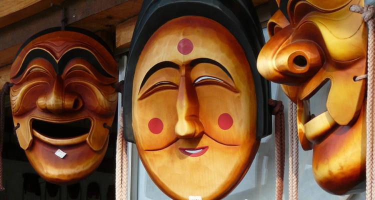 Masques traditionnels coréens exposés à l'extérieur.