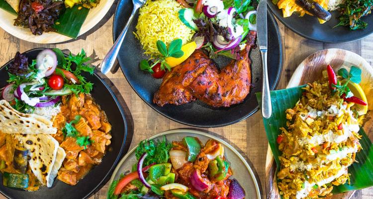 Een verscheidenheid aan gerechten met kleurrijk, levendig eten op een tafel.