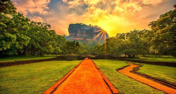 Een adembenemend uitzicht op een rotsformatie bij zonsopgang met weelderig groen.