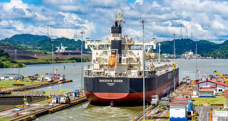 Gran buque de carga pasando por una esclusa de canal.