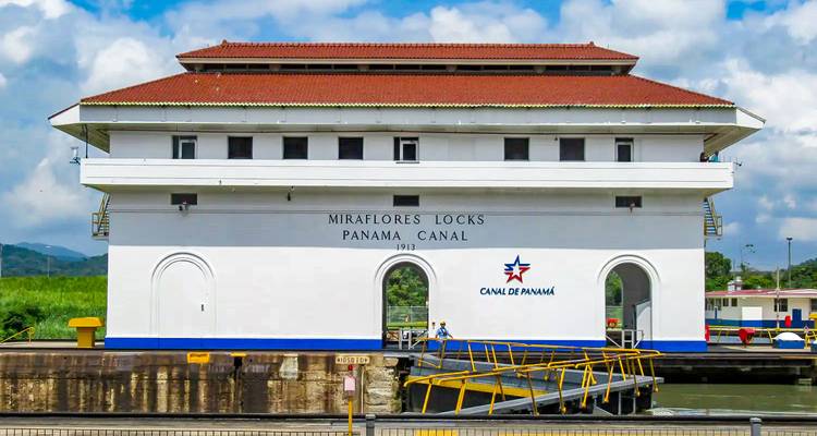 Edificio etiquetado 'Esclusas de Miraflores Canal de Panamá'.