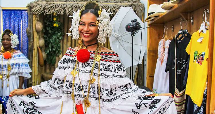 Persona vistiendo traje tradicional posando dentro de una tienda.