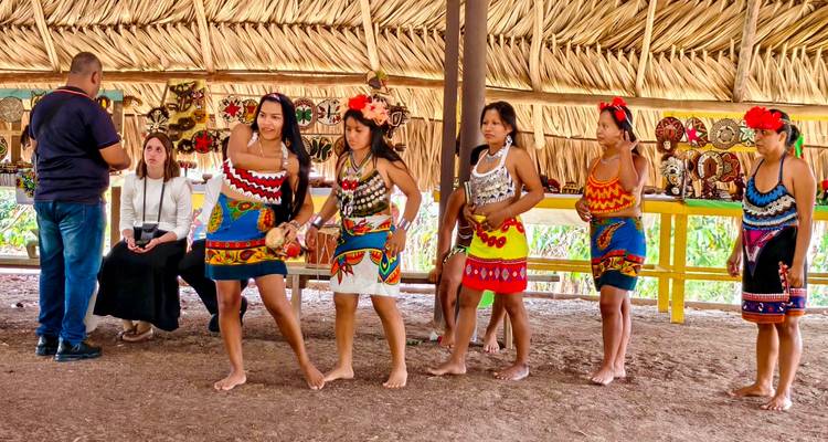 Mujeres en vestimenta tradicional actuando en interiores.