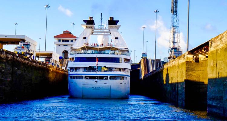 Gran crucero pasando por la esclusa del Canal de Panamá.