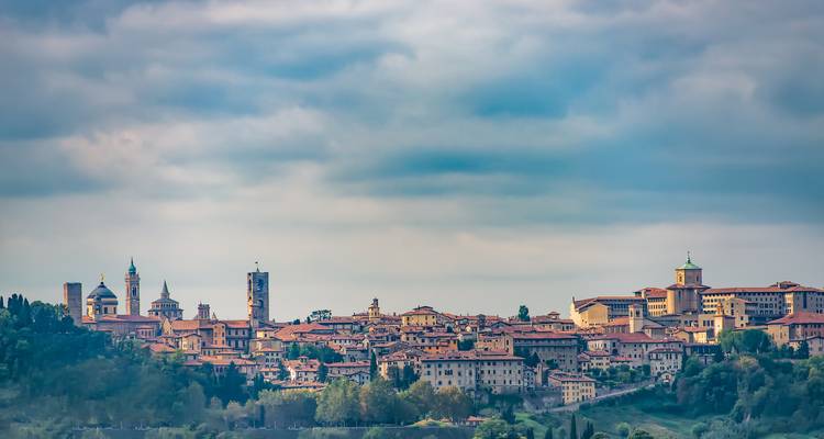 Vue panoramique de Bergame avec des bâtiments historiques et des tours.