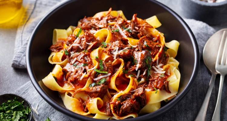 Nahaufnahme einer Schüssel Nudeln mit Fleischsauce.