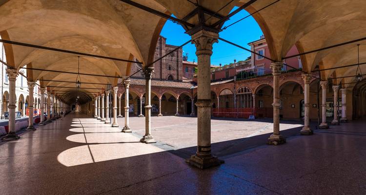 Gewölbter Portikus in einer historischen italienischen Stadt.