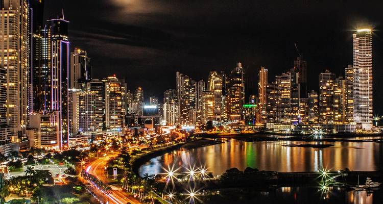 Horizonte de la Ciudad de Panamá de noche con luces y reflejos.