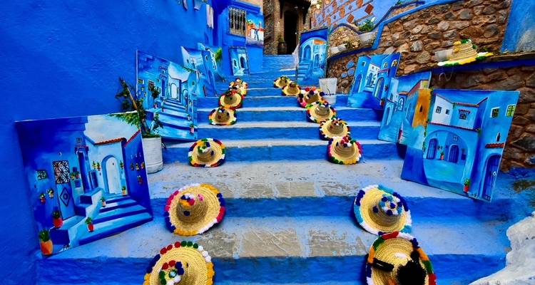 Escaliers peints en bleu avec des chapeaux décoratifs et des peintures