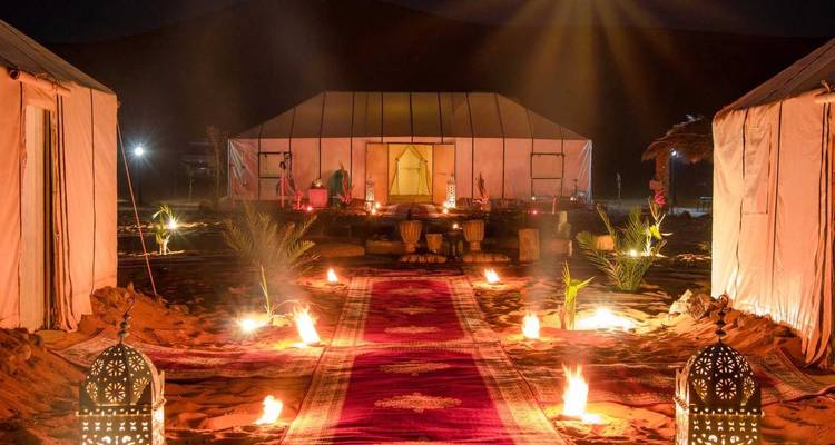 Campement luxueux du désert éclairé la nuit