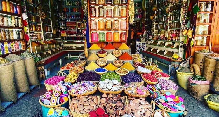 Marché d'épices et de produits avec des étalages colorés