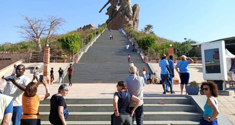 Denkmal an der Spitze einer großen Treppe mit Menschen, die hinaufgehen.
