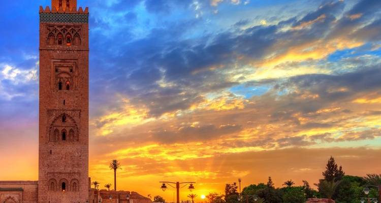 Koutoubia-Moschee bei Sonnenuntergang mit farbenfrohem Himmel.