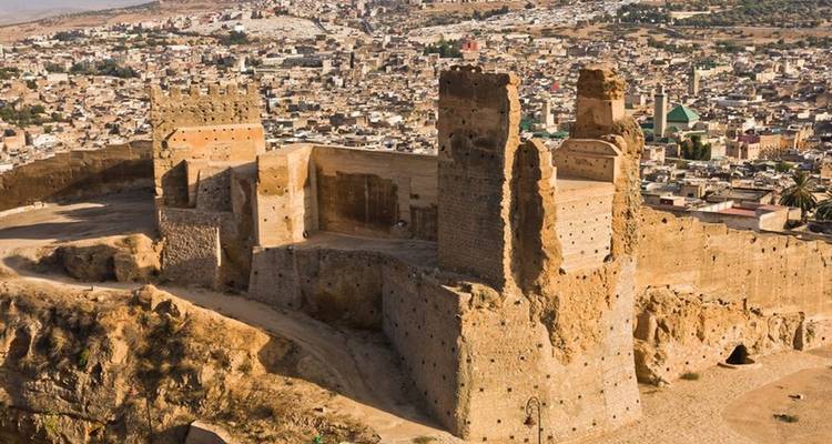 Ruinen einer antiken Festung mit Blick auf Fès, Marokko.