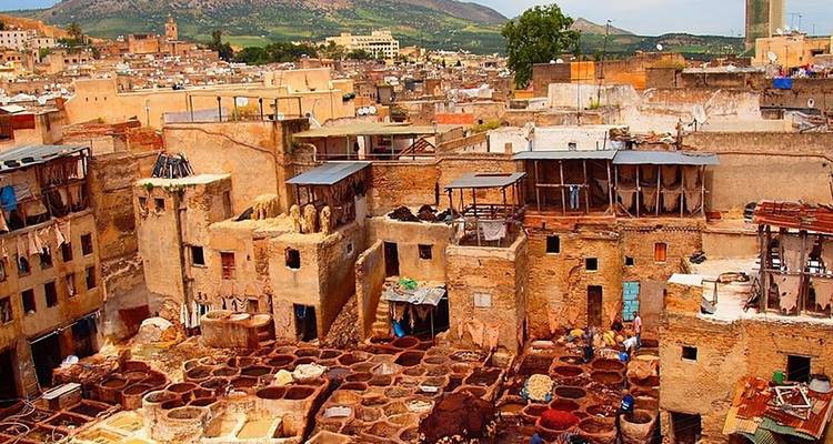 Luchtfoto van de traditionele leerlooierij in Fez.