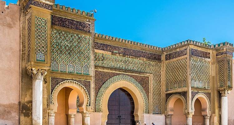 De sierlijke Bab Mansour-poort in Meknes.